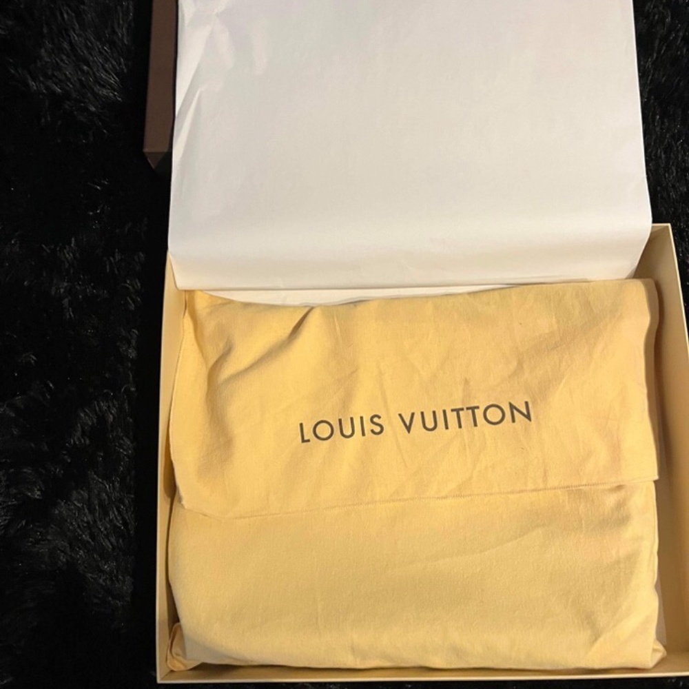 Louis Vuitton - Picture 5 of 9